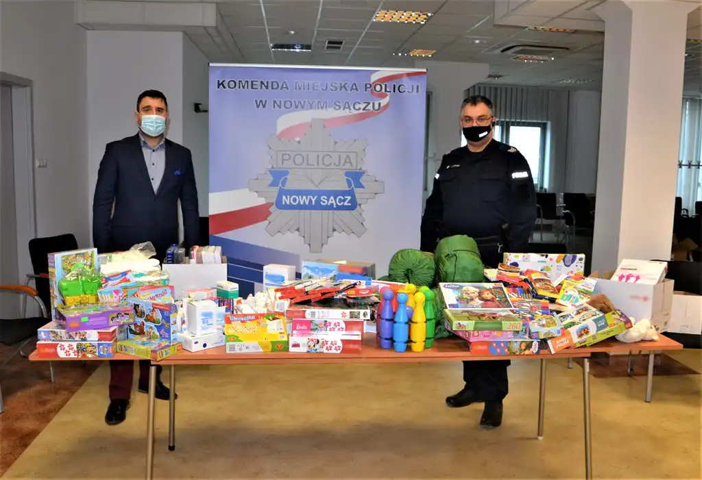 Sądeccy policjanci zebrali dary i przygotowują paczki dla mieszkańców Ukrainy