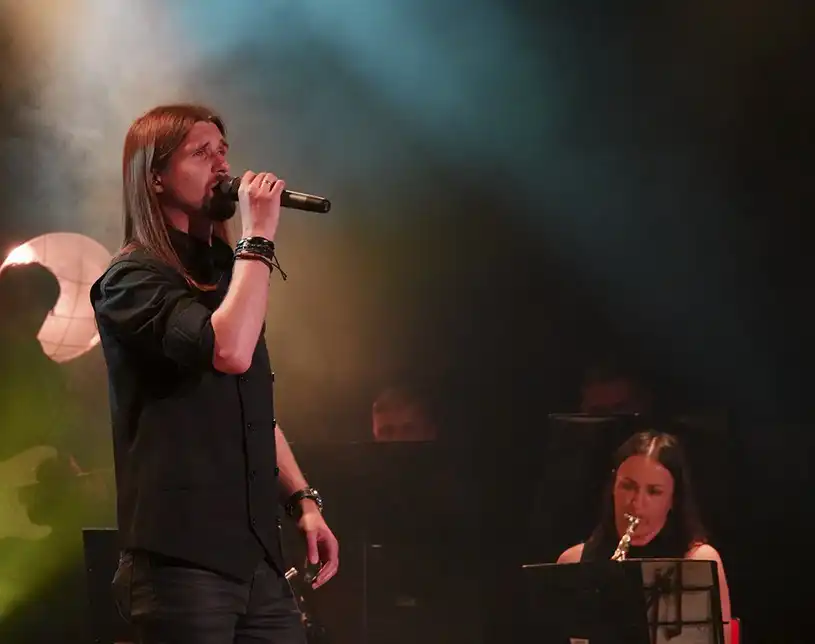 Koncert "EVERGREENS" w krynickiej Pijalni. W trakcie imprezy wystąpił Tomasz Bulzak