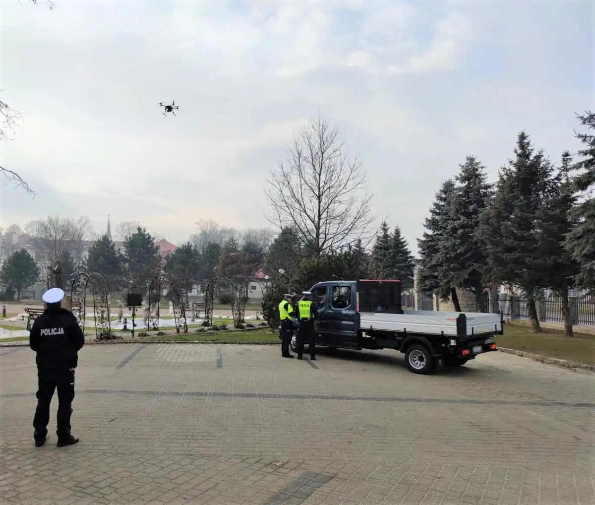 Policjanci sądeckiej drogówki kontrolowali przestrzeganie przepisów przy użyciu drona. Posypały się mandaty