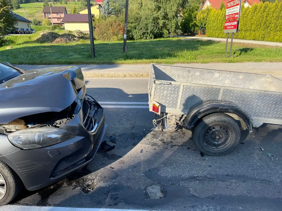 Kraksa w Kąclowej. Zderzyły się dwie osobówki