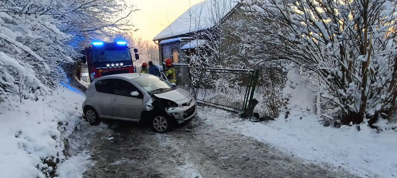 Myślec: samochód osobowy uderzył w ogrodzenie