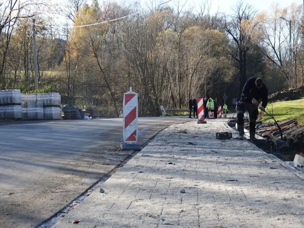 Nowy chodnik i oświetlenie w Ptaszkowej. Inwestycja na finiszu