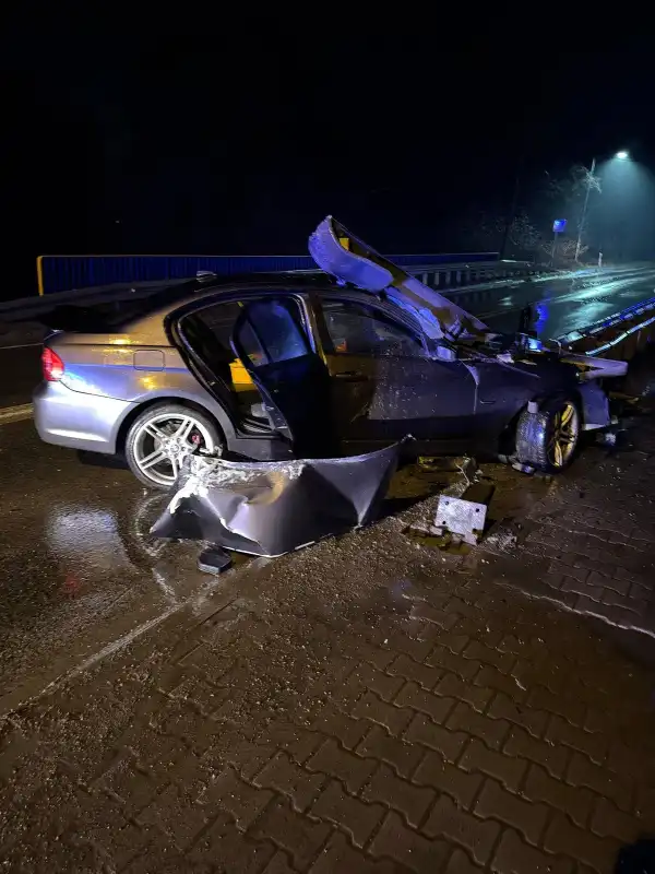 Limanowa: Bez uprawnień i w stanie nietrzeźwości. 23-latek w BMW uderzył w barierę