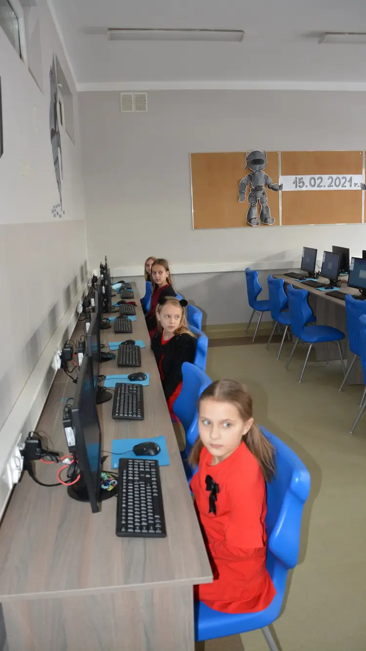 W szkołach w Chełmcu i Krasnym Potockim otwarto dwie nowe pracownie komputerowe