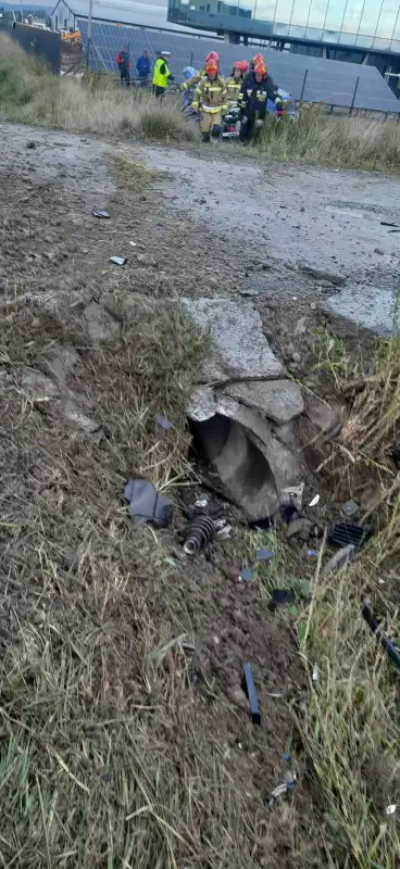 Podrzecze: Wypadek samochodu osobowego. Kierowca był zakleszczony w pojeździe