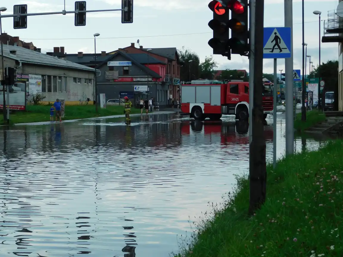 Ulewa w Nowym Sączu. Zalanych kilka ważnych ulic (FILM)