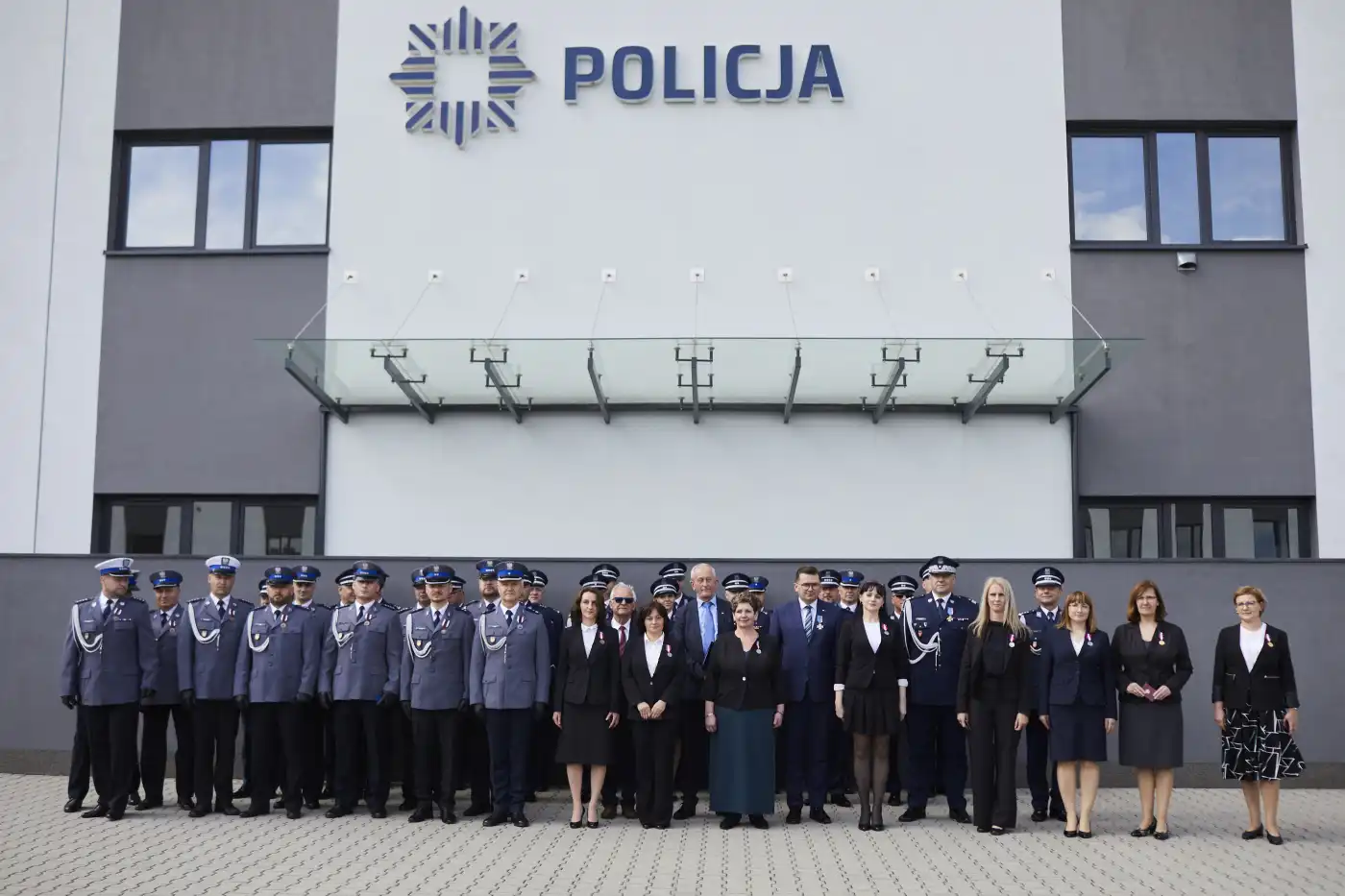 51 nowo przyjętych policjantów złożyło ślubowanie. Pięcioro z nich będzie pełniło służbę w Nowym Sączu