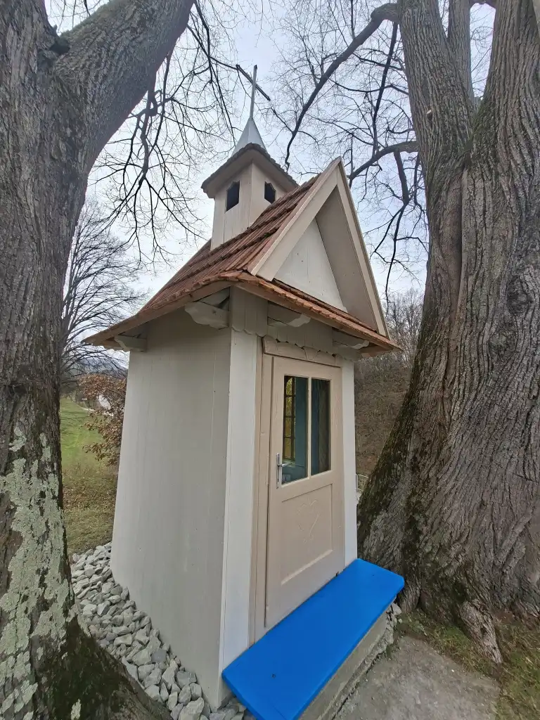 Zabytkowa kapliczka na  os. Łomnickie po remoncie