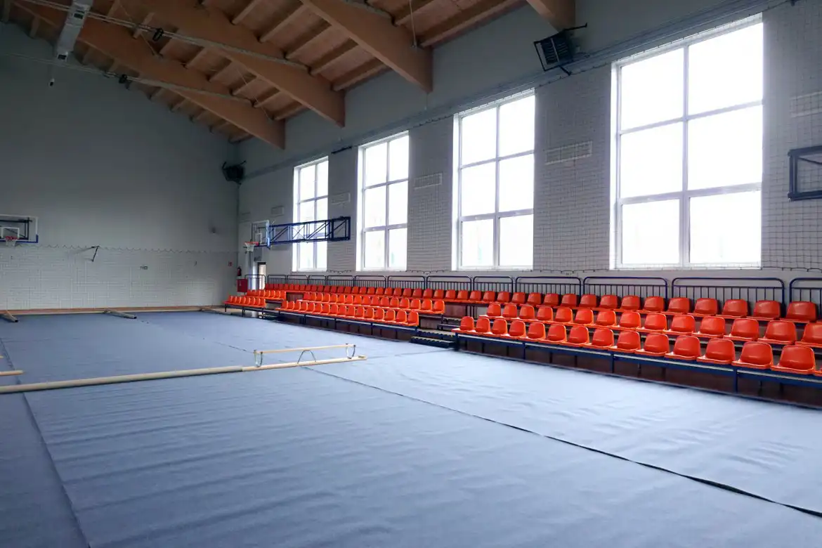 W hali sportowej przy LO w Starym Sączu trwa przygotowywanie punktu szczepień