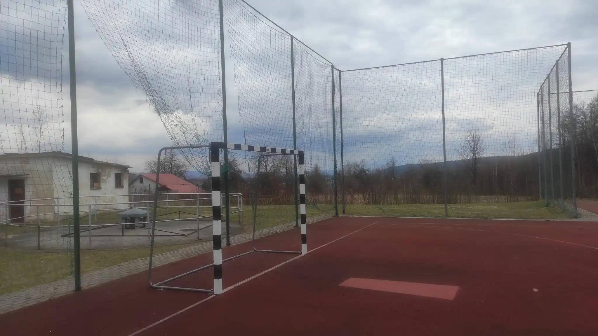 Nowoczesne boisko sportowe dla szkoły w Gaboniu. Start prac już niedługo