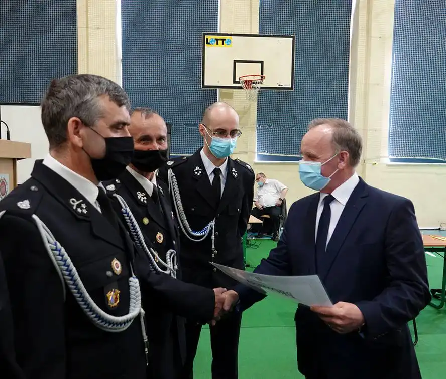 Strażacy z terenu miasta i gminy Grybów z promesą na zakup sprzętu