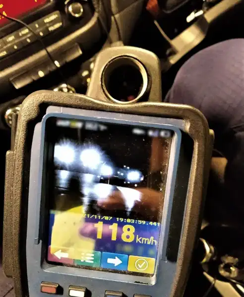 W terenie zabudowanym pędził z prędkością 118 km/h. Brawurową jazdę przerwali mu policjanci sądeckiej grupy SPEED