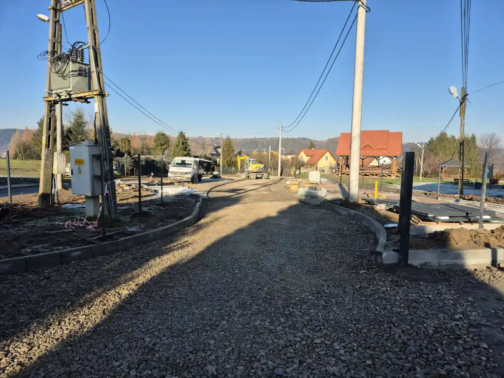Nowy parking przy szkole w Gaboniu na finiszu prac