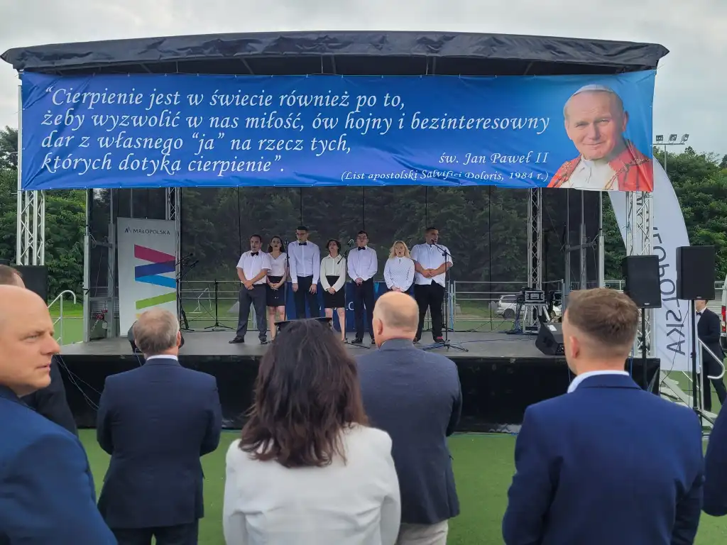 W Stróżach odbyła się uroczystość poświęcenia i wmurowania kamienia węgielnego pod rozbudowę Hospicjum