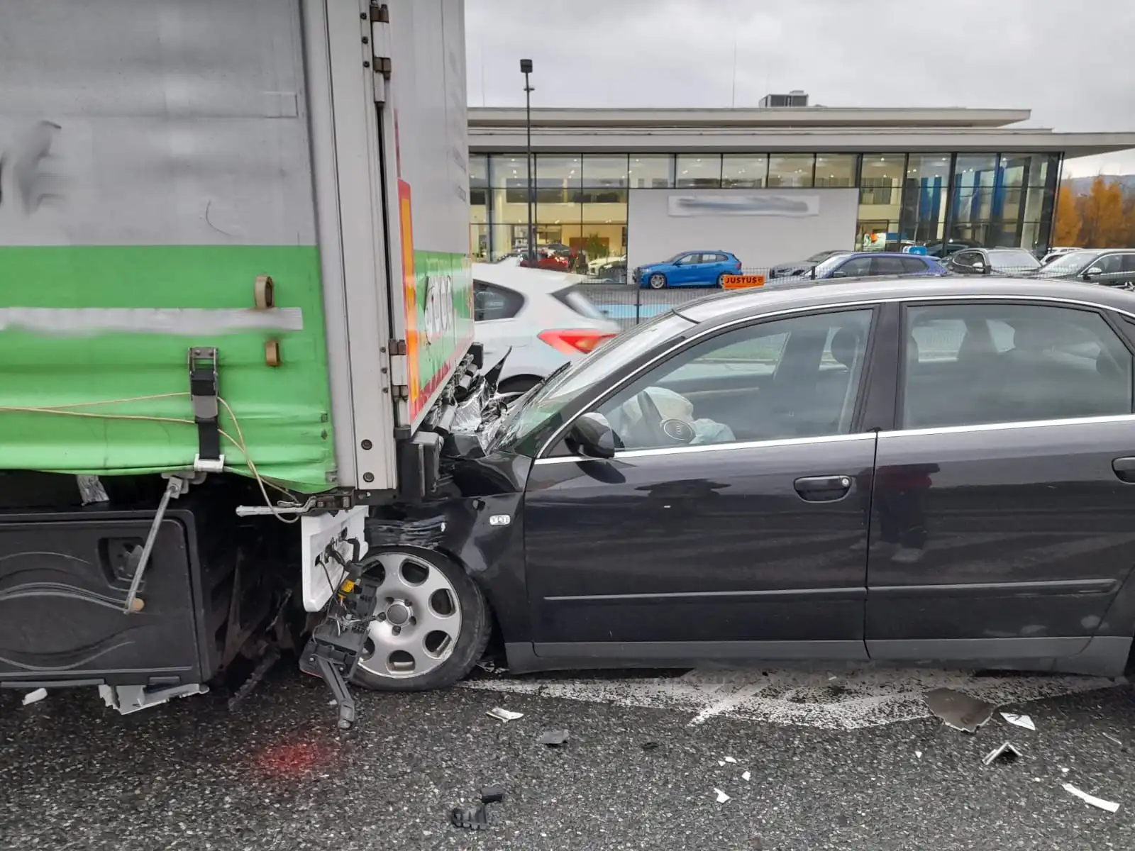 Wypadek w Nowym Sączu. Audi wbiło się pod naczepę ciężarówki