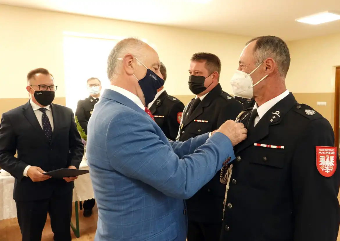 Promesa i honorowe odznaczenia dla strażaków ochotników z OSP w Zabrzeży