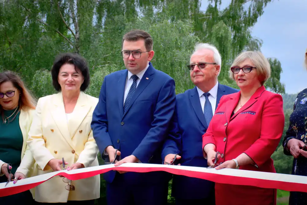 Szkoła Podstawowa w Śnietnicy z nowo dobudowaną częścią budynku