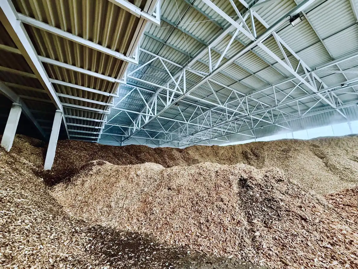 Nowe zadaszenie nad magazynem biomasy na terenie Kotłowni Millenium. Inwestycja w zieloną energię