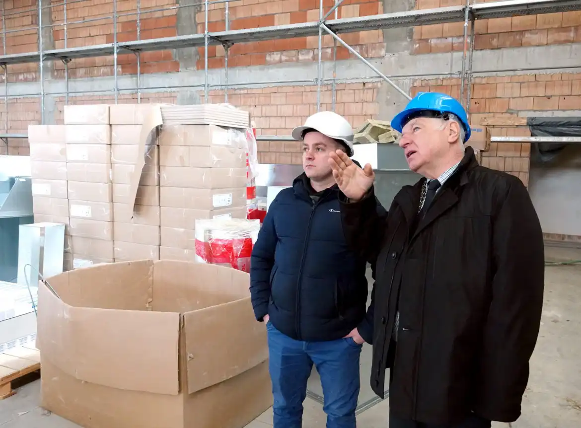 Budowa hali ze strzelnicą w Marcinkowicach postępuje. Trwają prace wewnątrz budynku