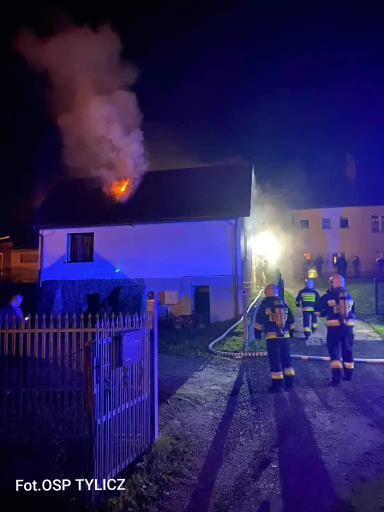 Pożar w Powroźniku. Paliło się poddasze budynku mieszkalnego
