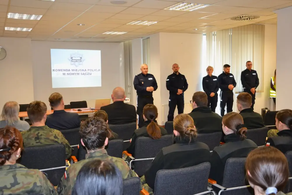 Uczniowie klas mundurowych z wizytą w sądeckiej policji