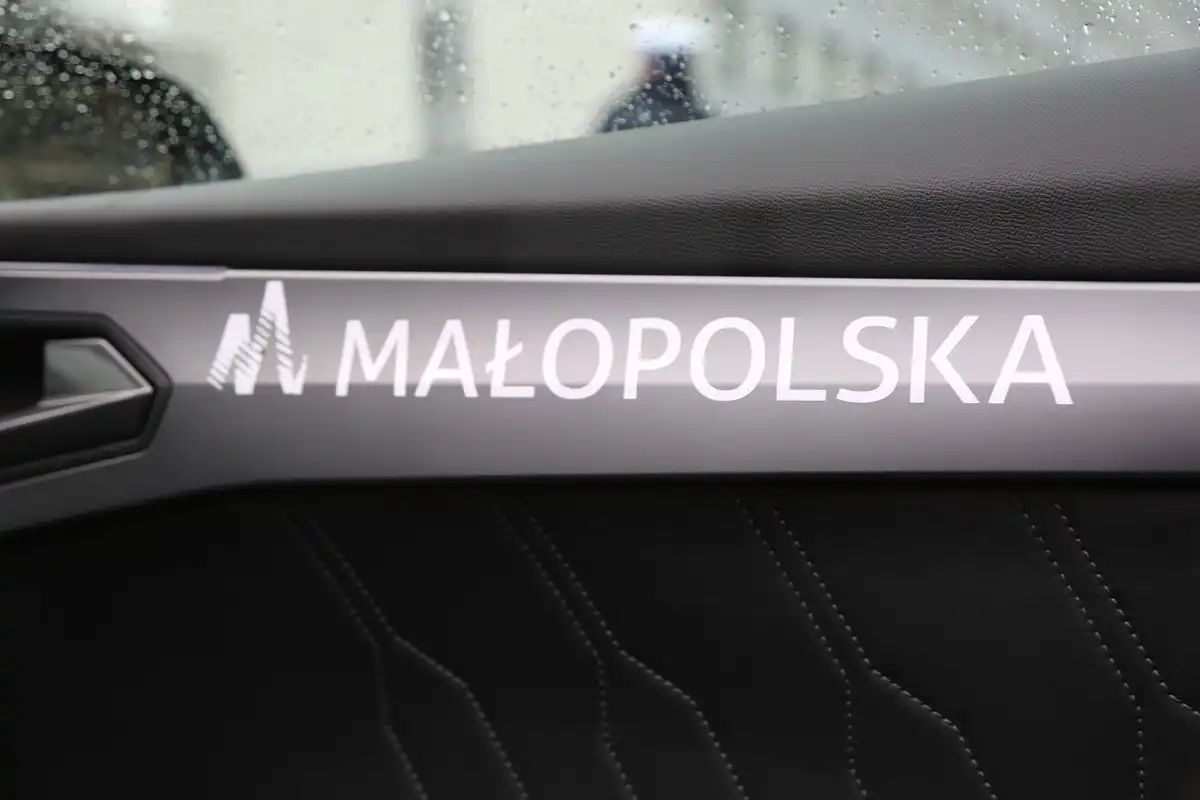 Policjanci grupy SPEED otrzymali dwa nowoczesne radiowozy. Jeden z nich trafi do nowosądeckiej drogówki
