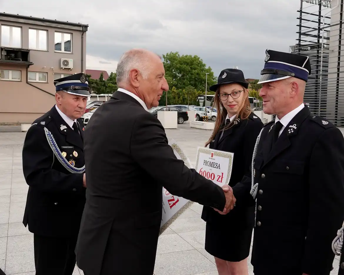 Strażacy ochotnicy z gminy Chełmiec z promesą na zakup sprzętu