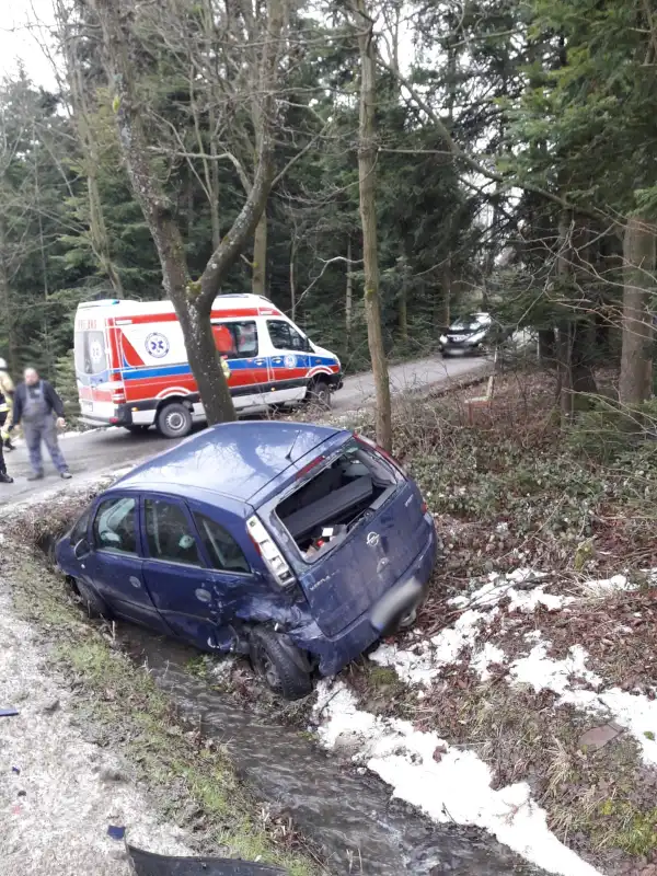 Wypadek w Dłogołęce-Świerkli. Jedna osoba trafiła do szpitala