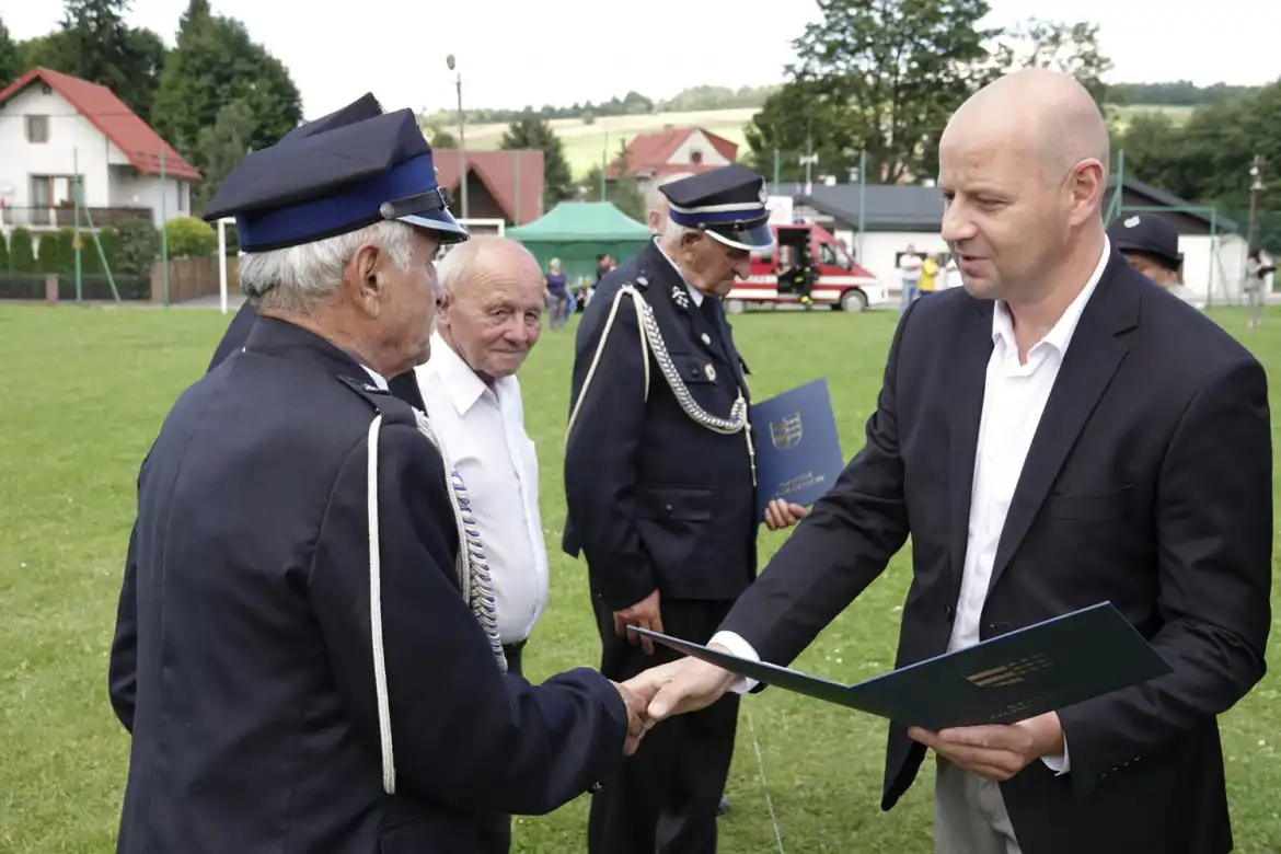 Strażacy z OSP w Muszynce świętowali 100-lecie założenia swojej jednostki. Podczas uroczystości otrzymali nowy sztandar
