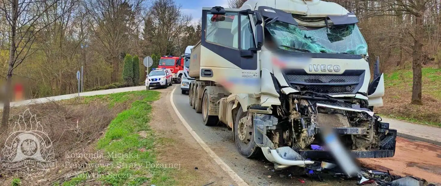 Wypadek w Rdziostowie. Zderzyły się dwie ciężarówki. Jedna osoba ranna