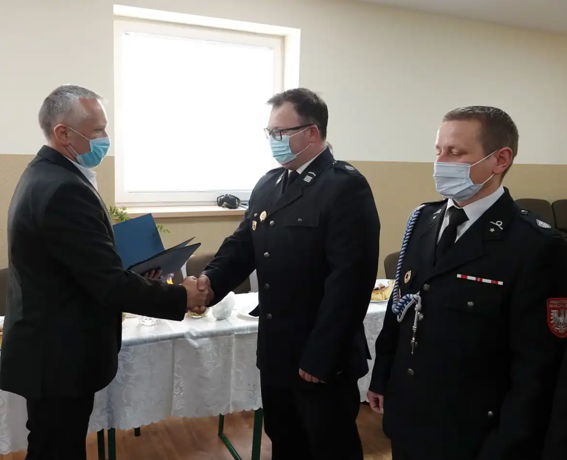 Promesa i honorowe odznaczenia dla strażaków ochotników z OSP w Zabrzeży