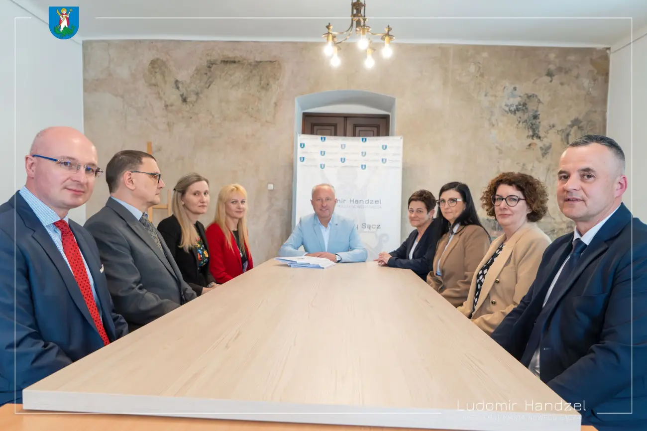 Nowi dyrektorzy szkół w Nowym Sączu. Prezydent wręczył nominacje