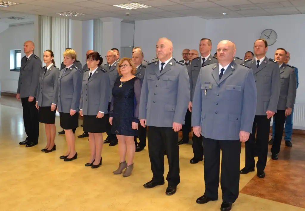 Naczelnik sądeckiej Drogówki i Komendant Komisariatu w Łososinie Dolnej uroczyście pożegnali się z mundurem