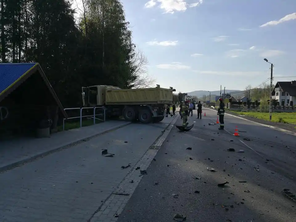 Wypadek w Kasince Małej. Trzy osoby poszkodowane
