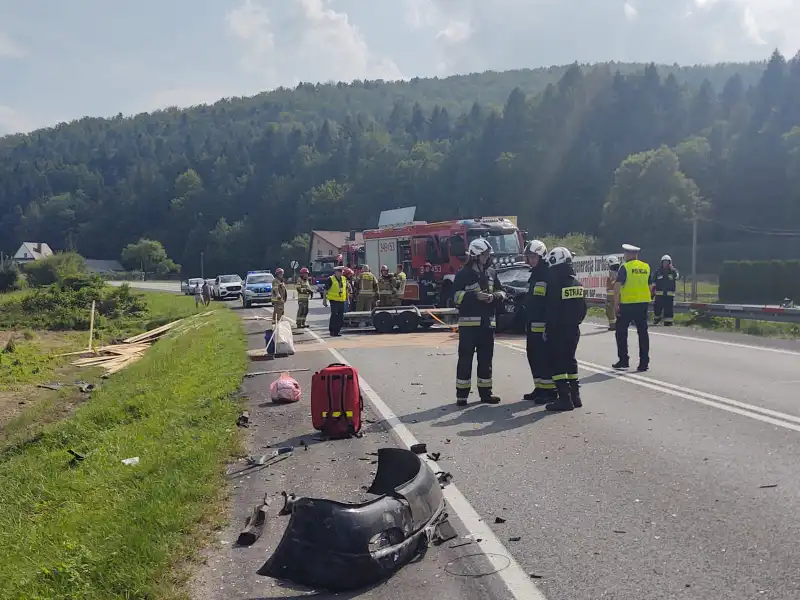 Wypadek na DK75 w Witowicach Dolnych. Jedna osoba była zakleszczona we wraku pojazdu