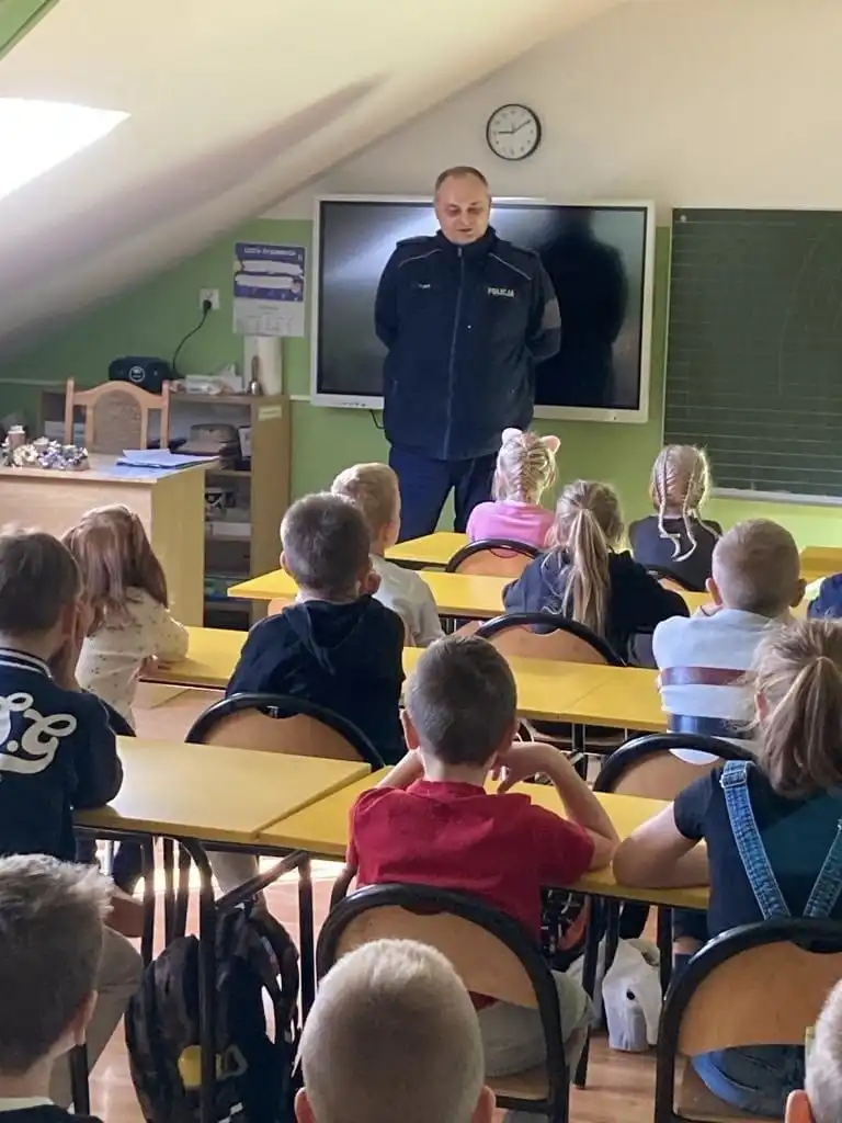 Spotkanie z policjantem w Pasierbcu. Lekcja bezpieczeństwa dla pierwszaków