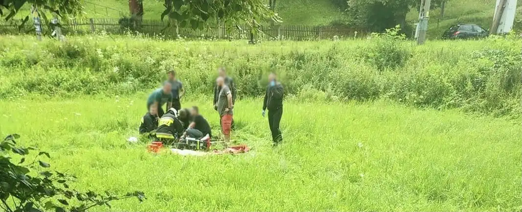 To mogło się źle skończyć. Wypadł z drogi i wylądował w szczerym polu