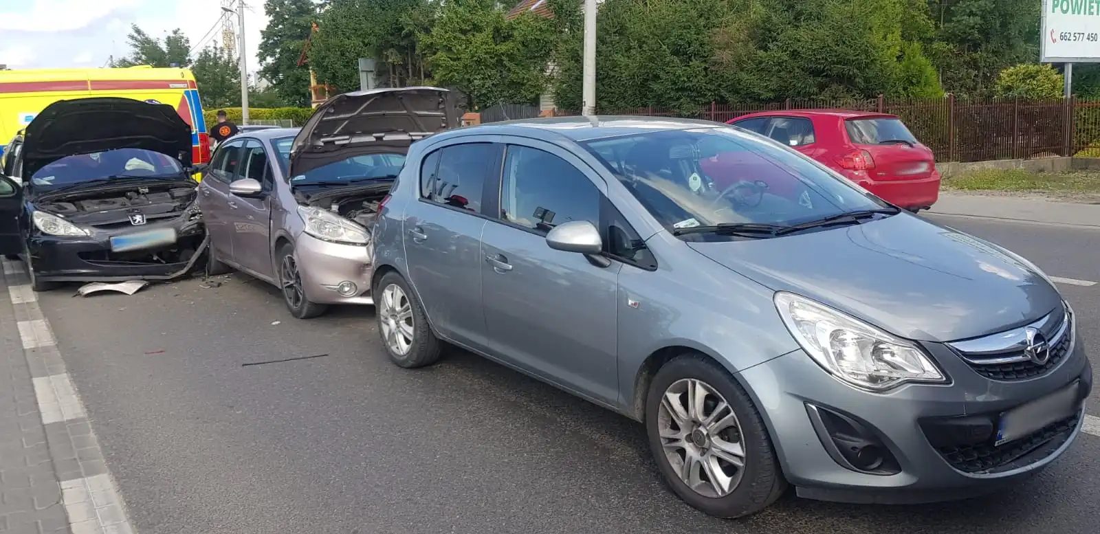Wypadek na ul. Węgierskiej w Nowym Sączu. Zderzyły się cztery pojazdy i rowerzysta