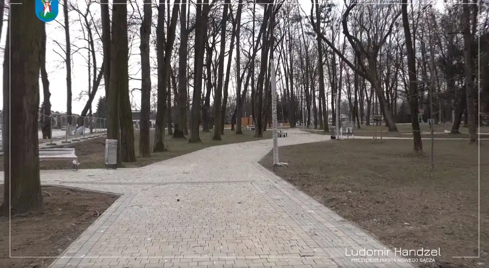 Trwają prace związane z budową ogrodzenia i piłkochwytów przy kortach tenisowych w Parku Strzeleckim
