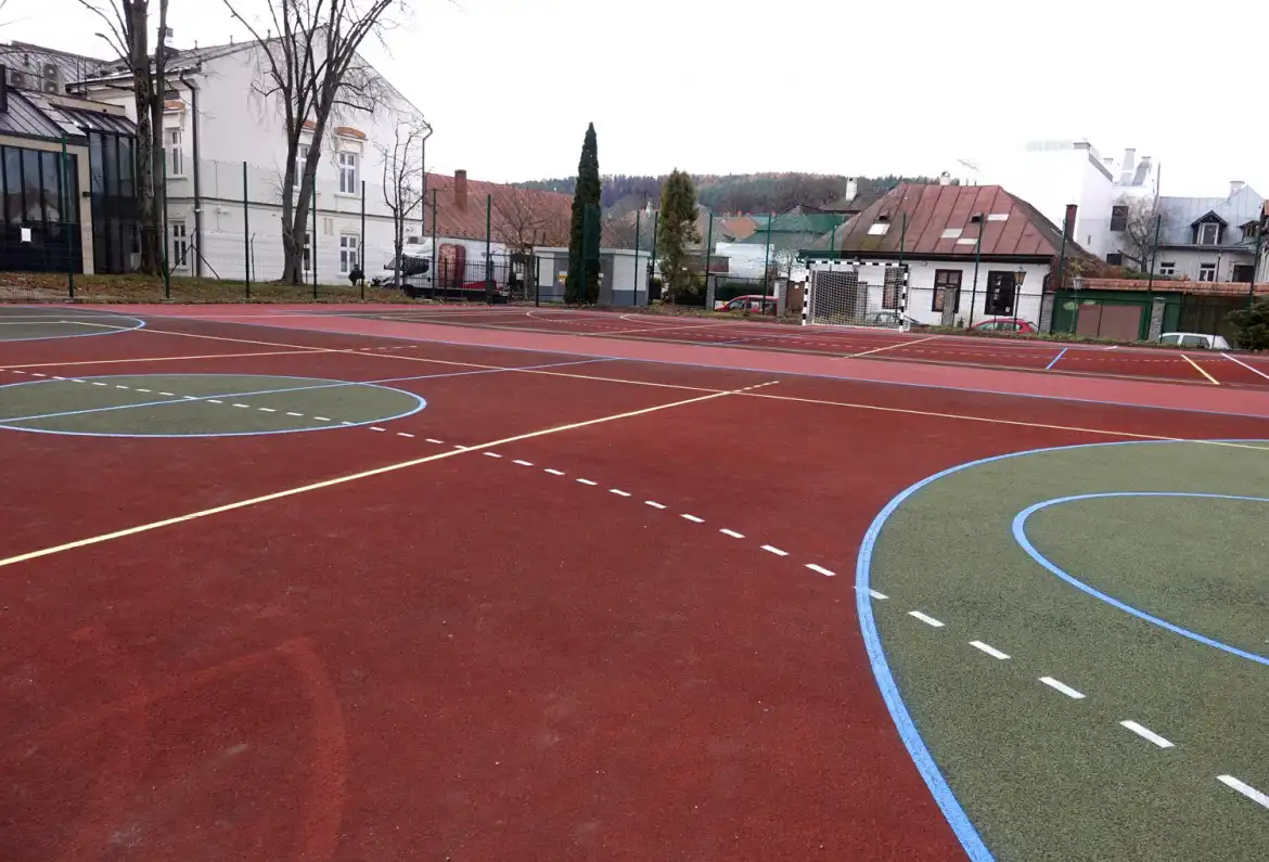 Boisko przy ZS w Starym Sączu zmodernizowane. Uczniowie będą mogli dodatkowo grać w piłkę ręczną