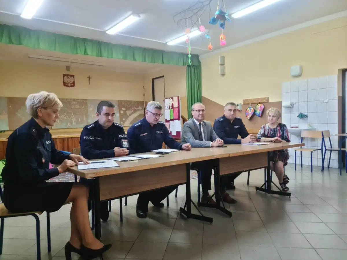 Łososina Dolna: Policjanci rozmawiali z mieszkańcami o bezpieczeństwie