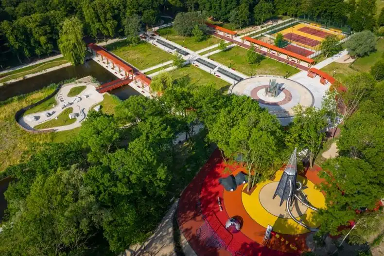 Lato idzie przez park