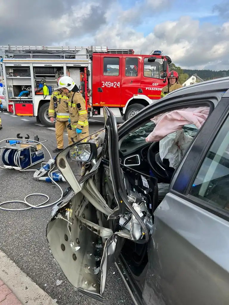 Poważny wypadek na dk 28 w Ptaszkowej. 3 osoby zabrane do szpitala