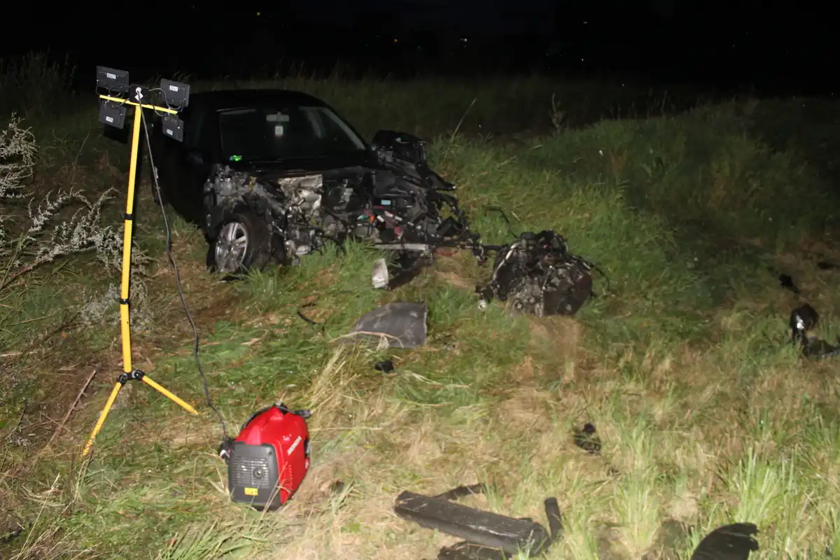 Cudem uniknęli śmierci! Samochód staranowany przez pociąg