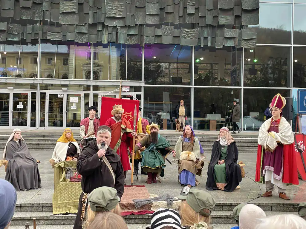 Królewska inscenizacja w Krynicy-Zdroju. Deptak przeniósł się w czasy Chrobrego