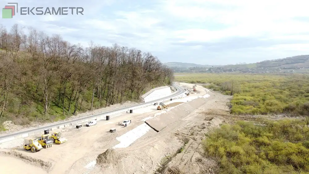 Budowa przeprawy na Dunajcu w Kurowie postępuje. Pylony mostu coraz wyższe