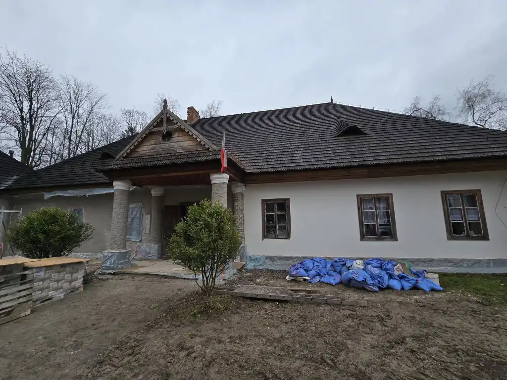 Historyczny Dwór w Świdniku zyskuje nowe życie. Trwa remont zabytku z 1752 roku