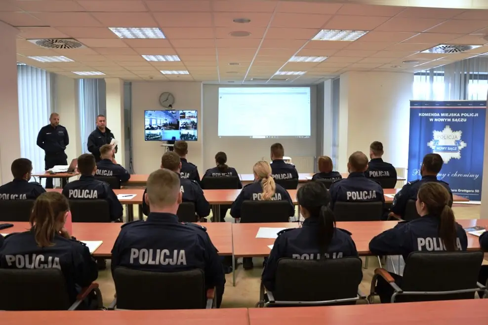 Awans coraz bliżej. Policjanci rozpoczęli szkolenie podoficerskie w Nowym Sączu