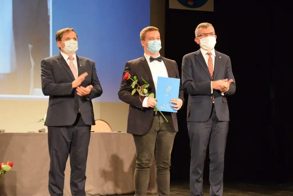 Burmistrz Jacek Lelek przyznał stypendia młodym starosądeczanom