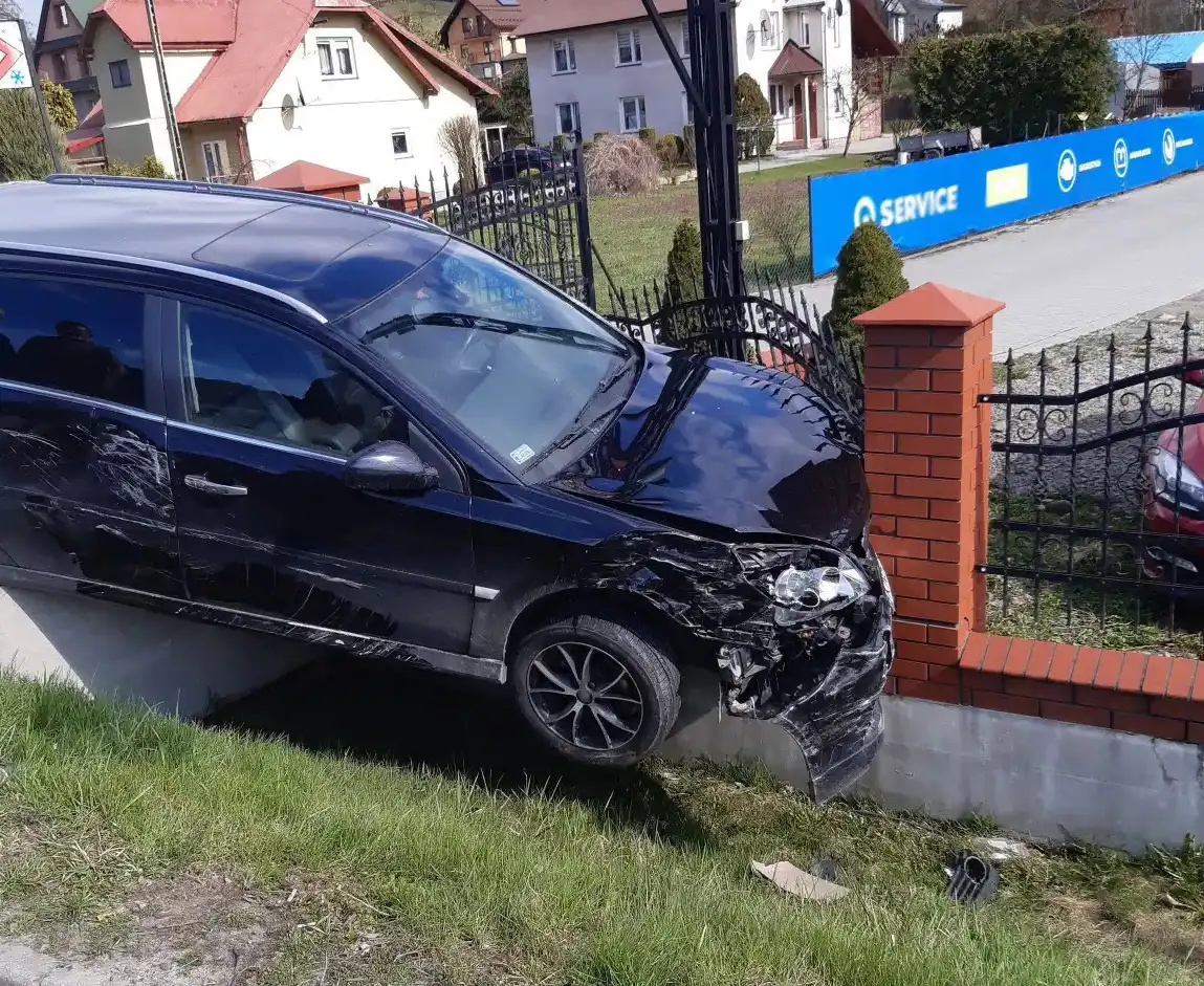 Powroźnik. Dwie osobówki zjechały z jezdni i uderzyły w pobliskie ogrodzenie